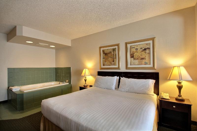 Holiday Inn Express Hotel & Suites Oshkosh - State Route 41 By Ihg Exterior foto